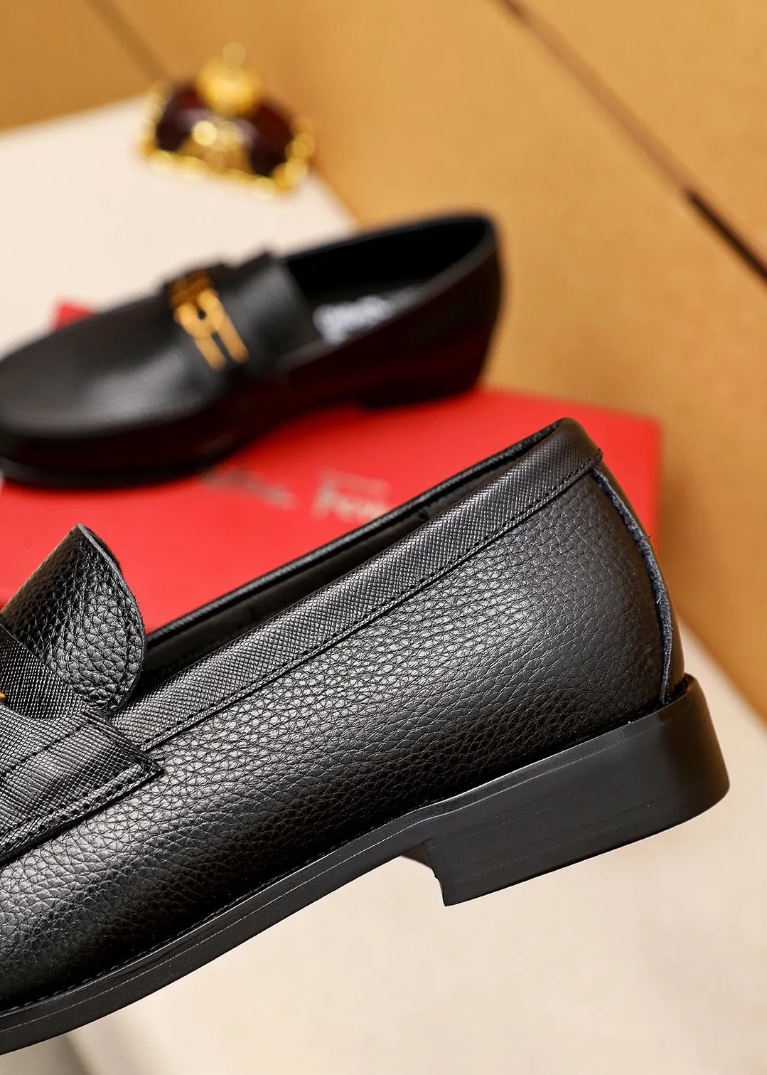 Men's shoes 💰480💐 Product trademark: Ferragamo "Ferragamo" casual leather shoes Regular size: 38-44 (45.46🉑️customized) Product materials: Selected imported first-layer pebbled cowhide leather upper + luxury hardware buckle, imported water-dyed cowhide leather lining. Strong three-dimensional visual effect, original outsole color: 2 colors available